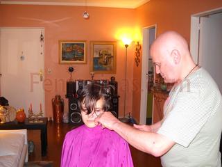 Osky rebajando el cabello de esta joven chica